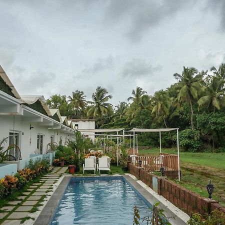 Whiteflower Resort Morjim Bagian luar foto