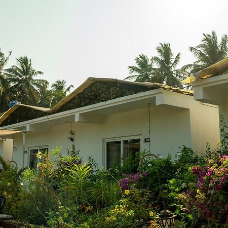 Whiteflower Resort Morjim Bagian luar foto