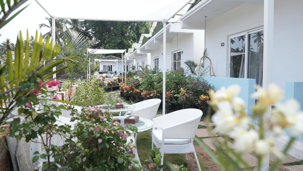 Whiteflower Resort Morjim Bagian luar foto