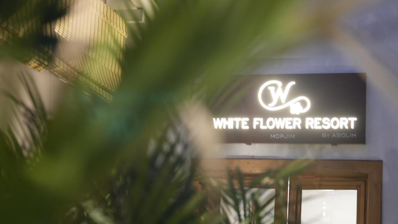 Whiteflower Resort Morjim Bagian luar foto