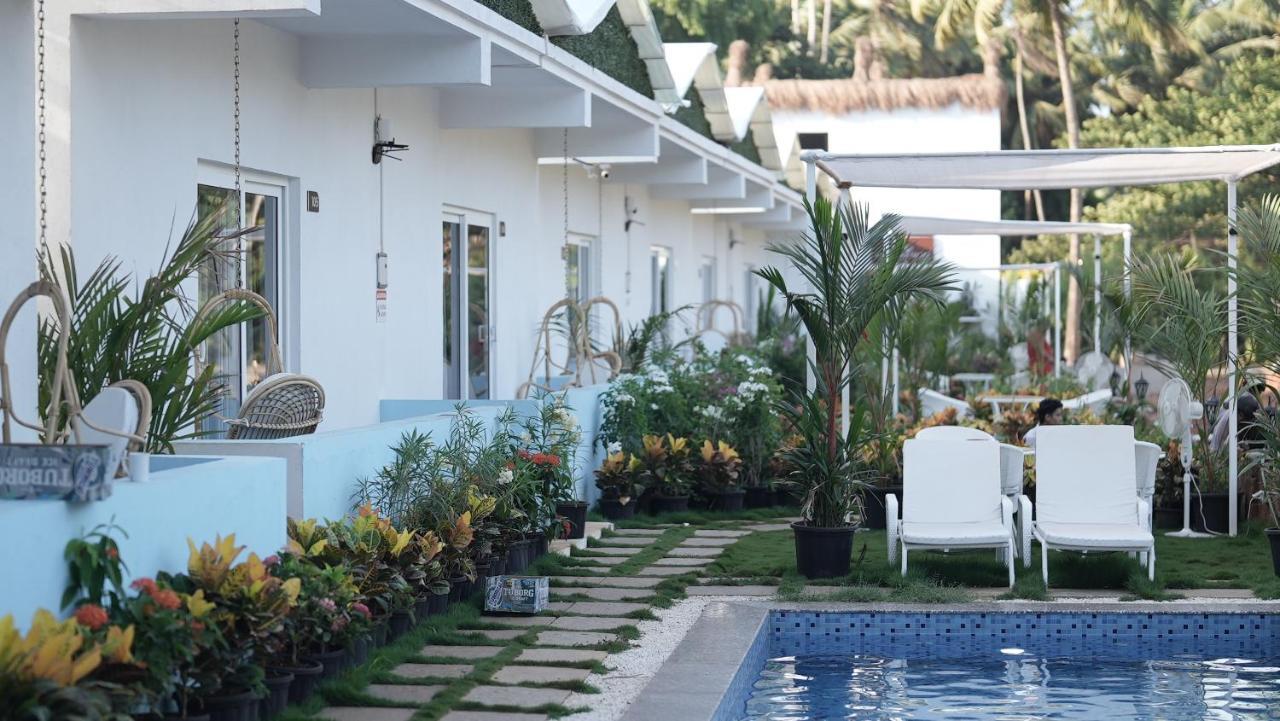 Whiteflower Resort Morjim Bagian luar foto