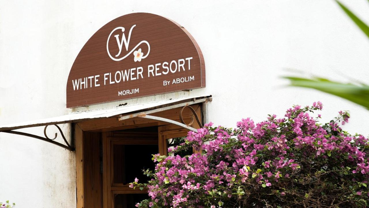 Whiteflower Resort Morjim Bagian luar foto