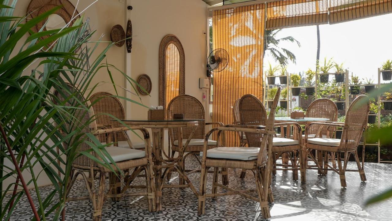 Whiteflower Resort Morjim Bagian luar foto