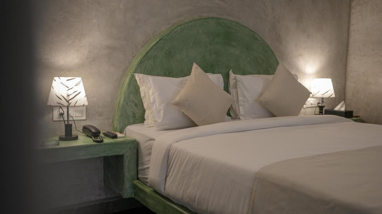 Whiteflower Resort Morjim Bagian luar foto