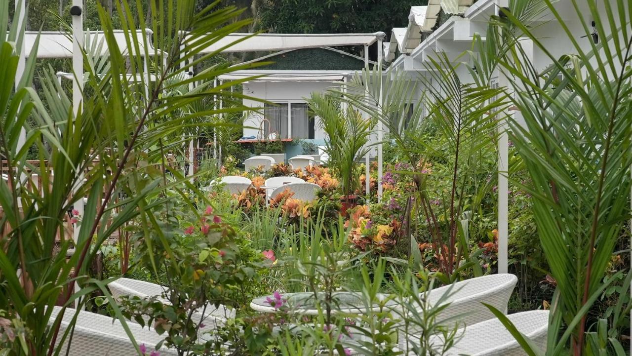 Whiteflower Resort Morjim Bagian luar foto