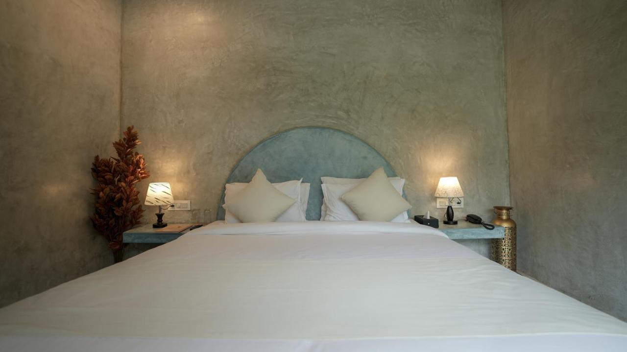 Whiteflower Resort Morjim Bagian luar foto