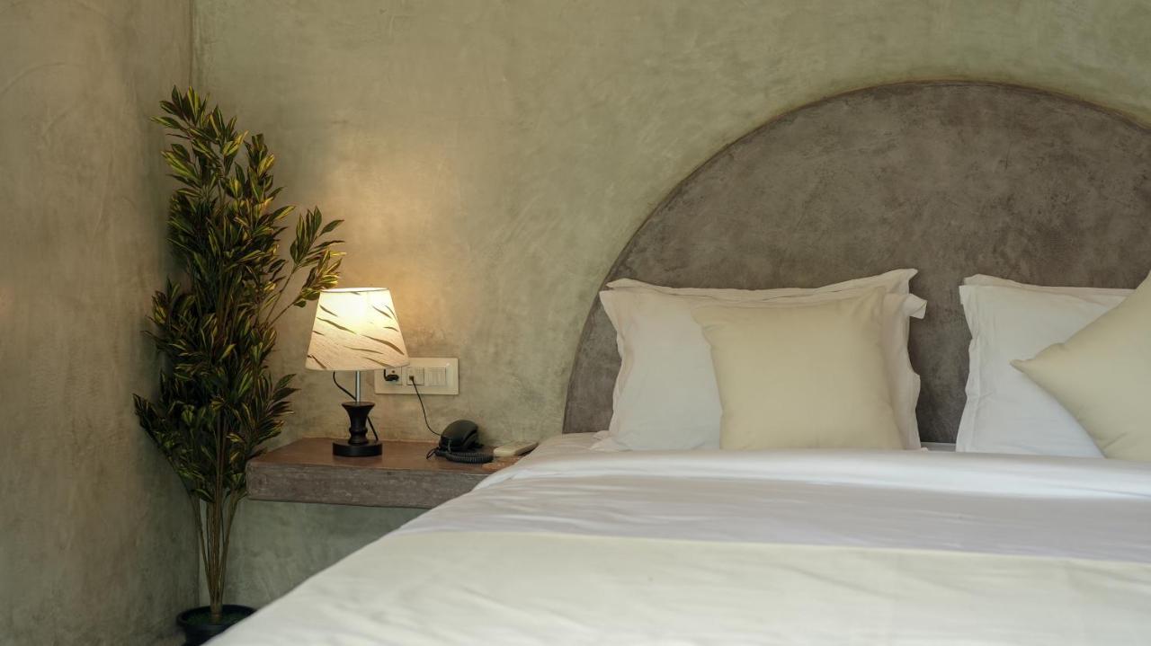 Whiteflower Resort Morjim Bagian luar foto