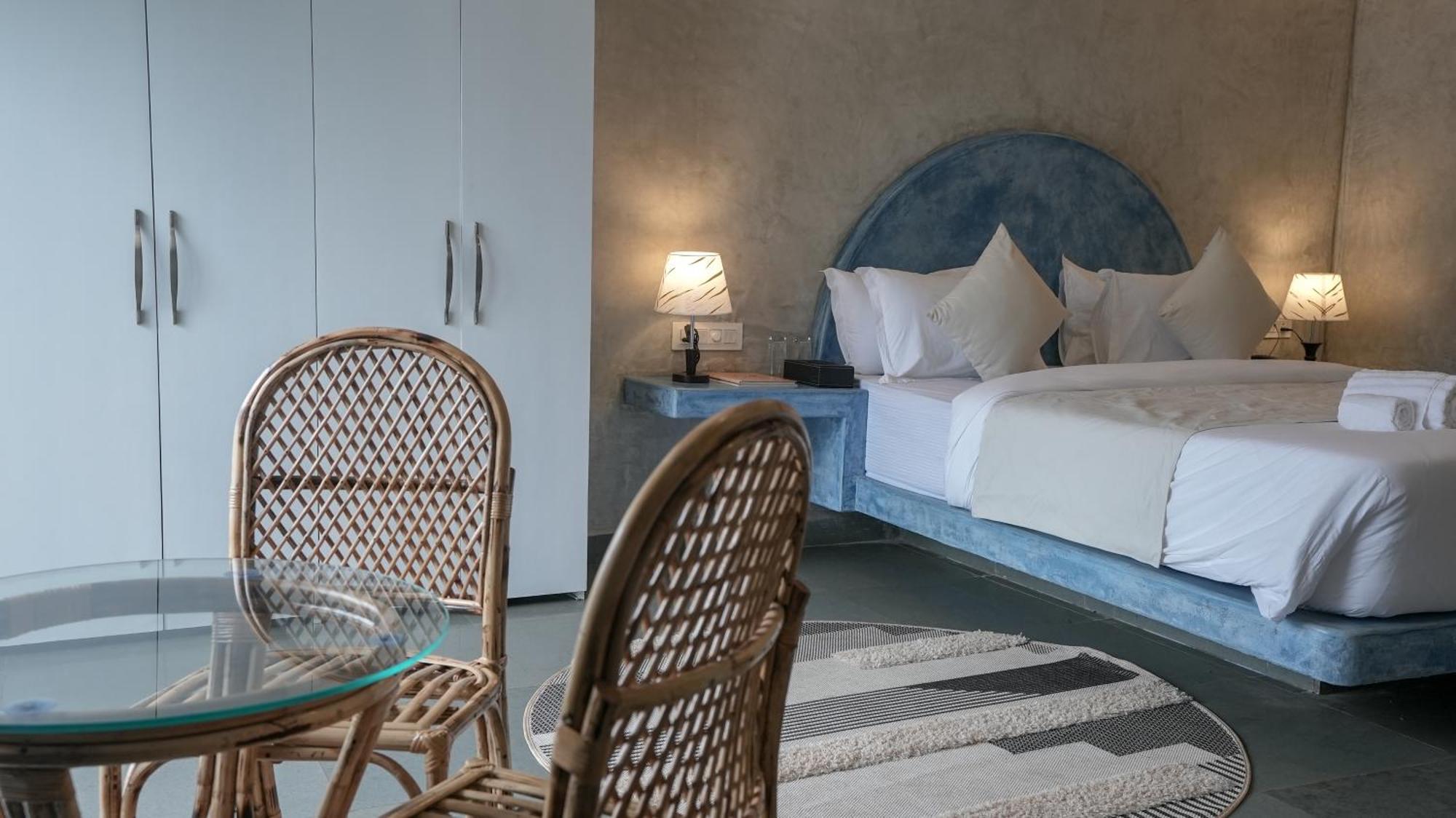 Whiteflower Resort Morjim Bagian luar foto