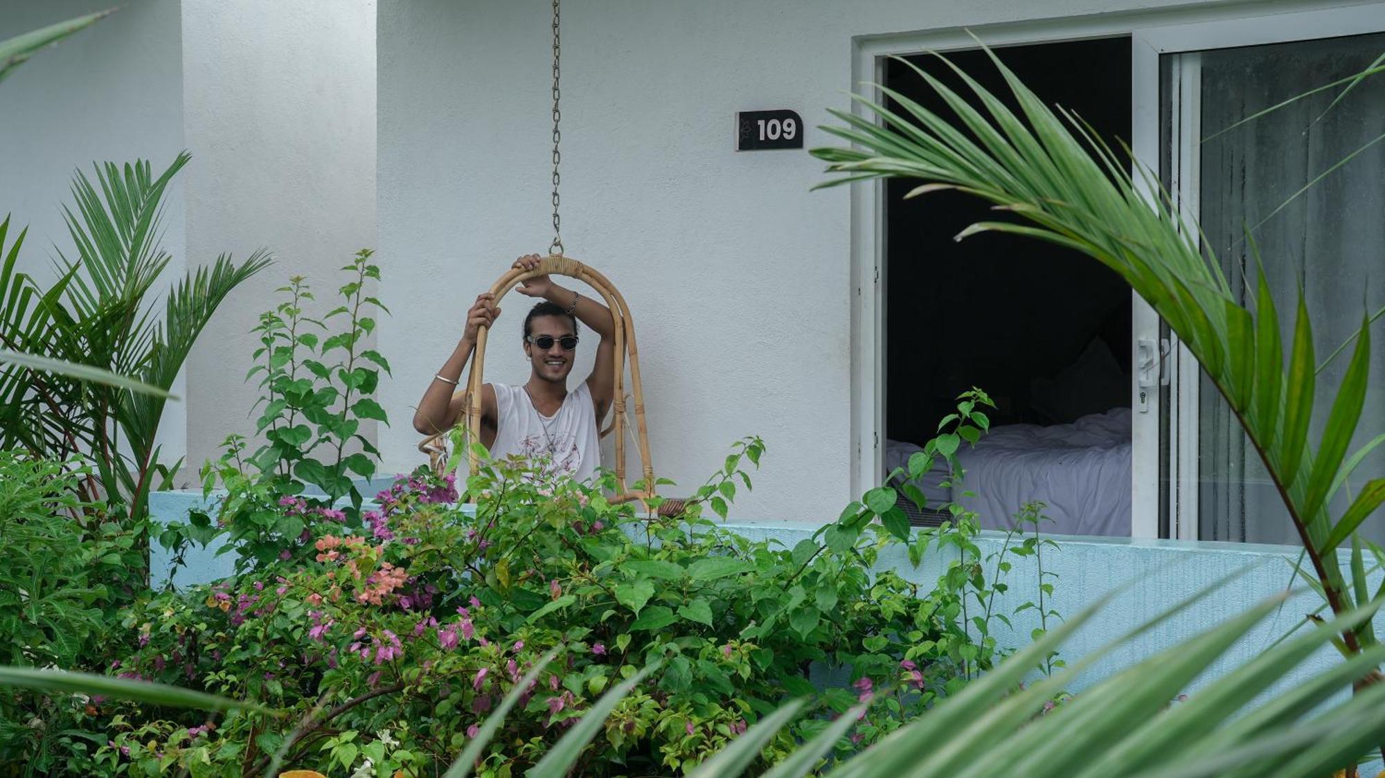 Whiteflower Resort Morjim Bagian luar foto
