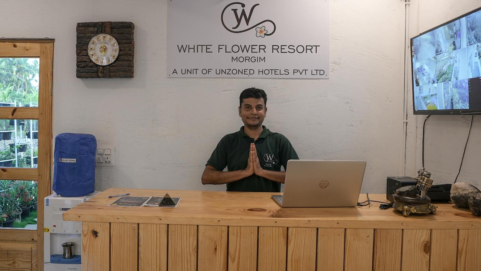Whiteflower Resort Morjim Bagian luar foto