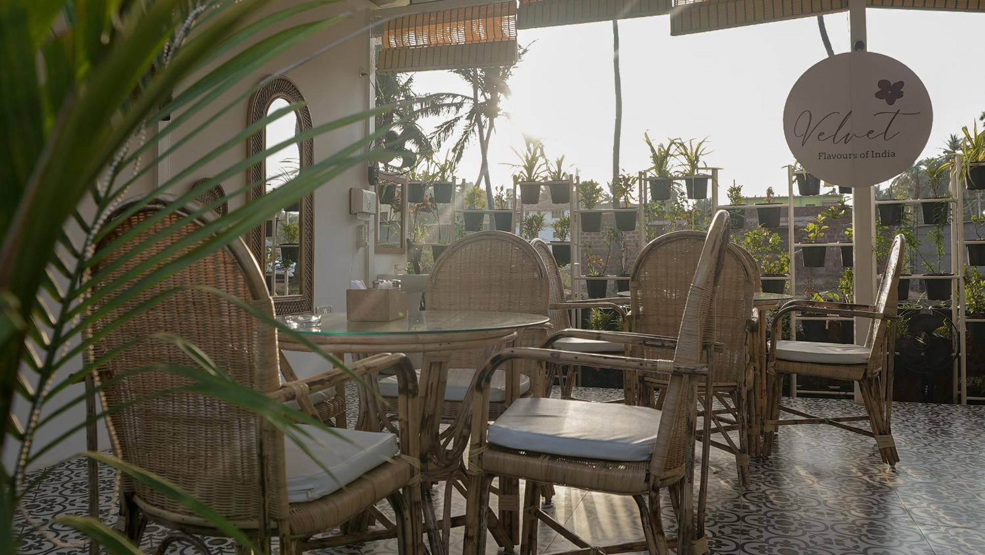 Whiteflower Resort Morjim Bagian luar foto