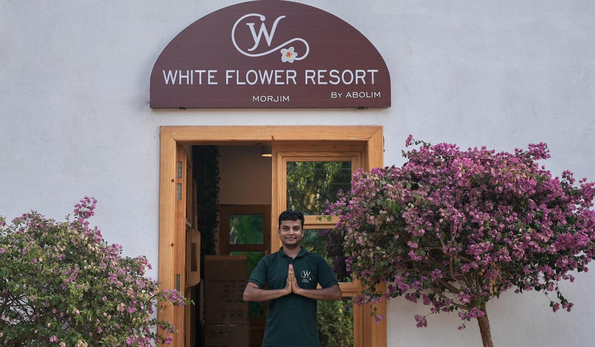 Whiteflower Resort Morjim Bagian luar foto