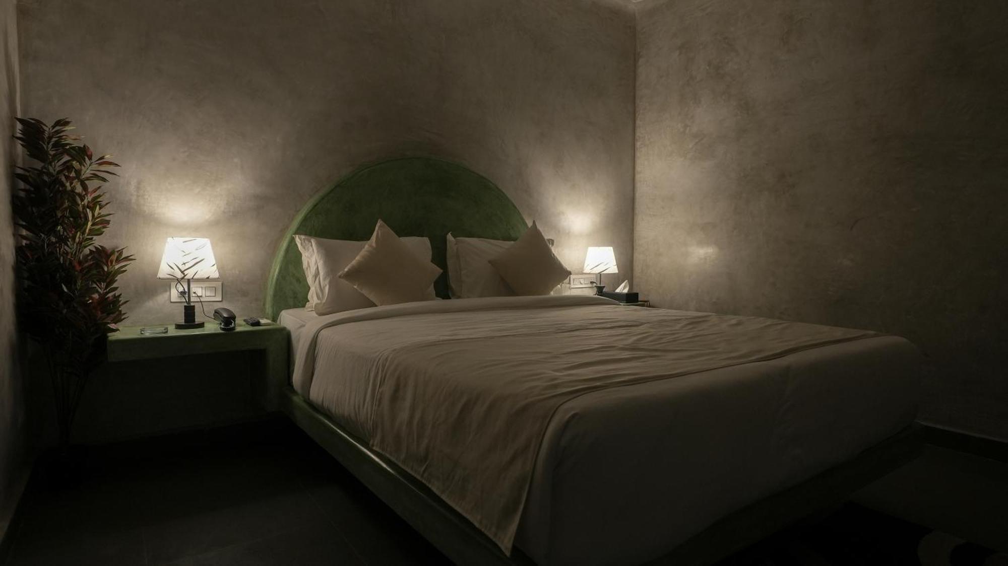 Whiteflower Resort Morjim Bagian luar foto