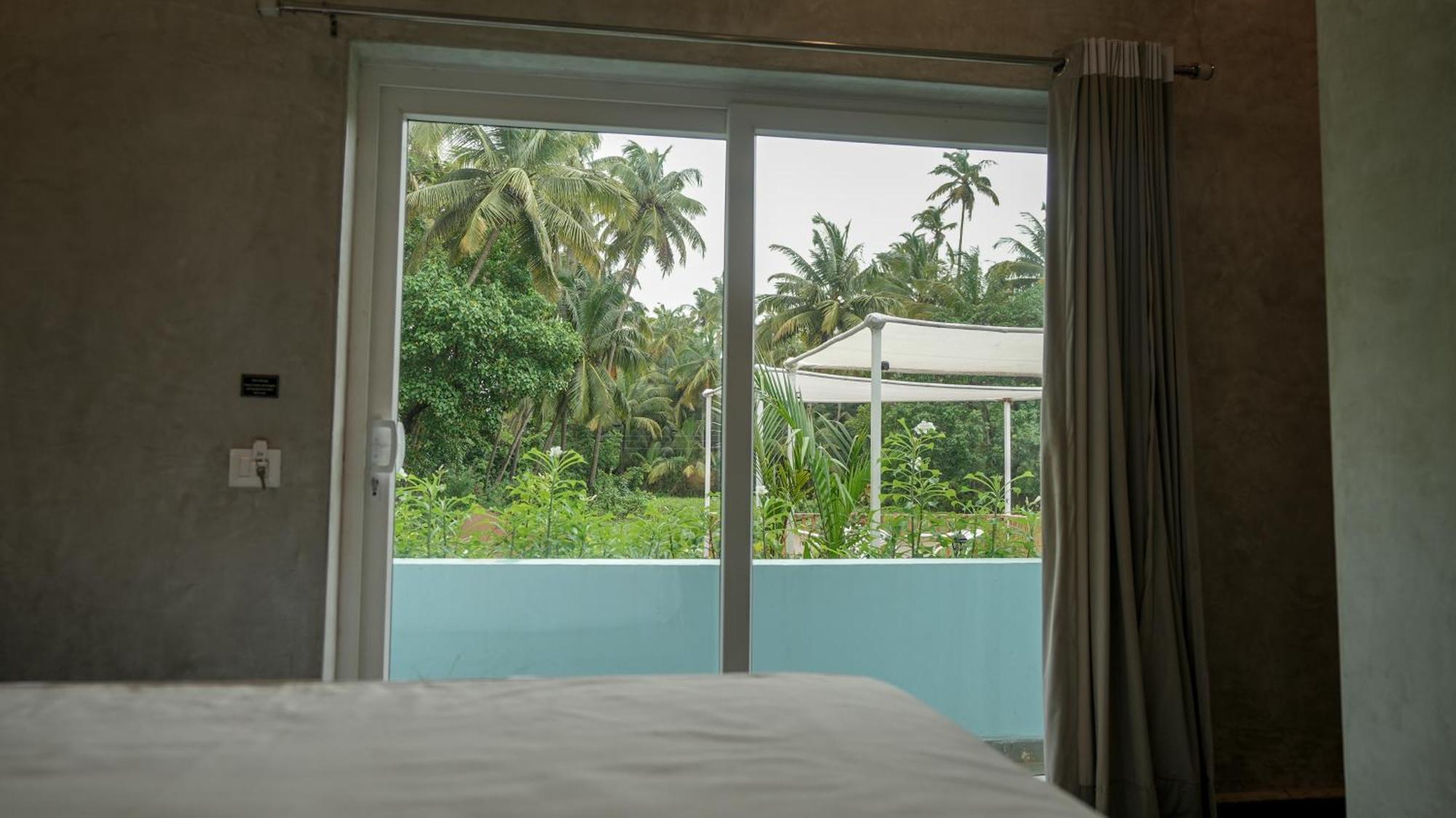 Whiteflower Resort Morjim Bagian luar foto