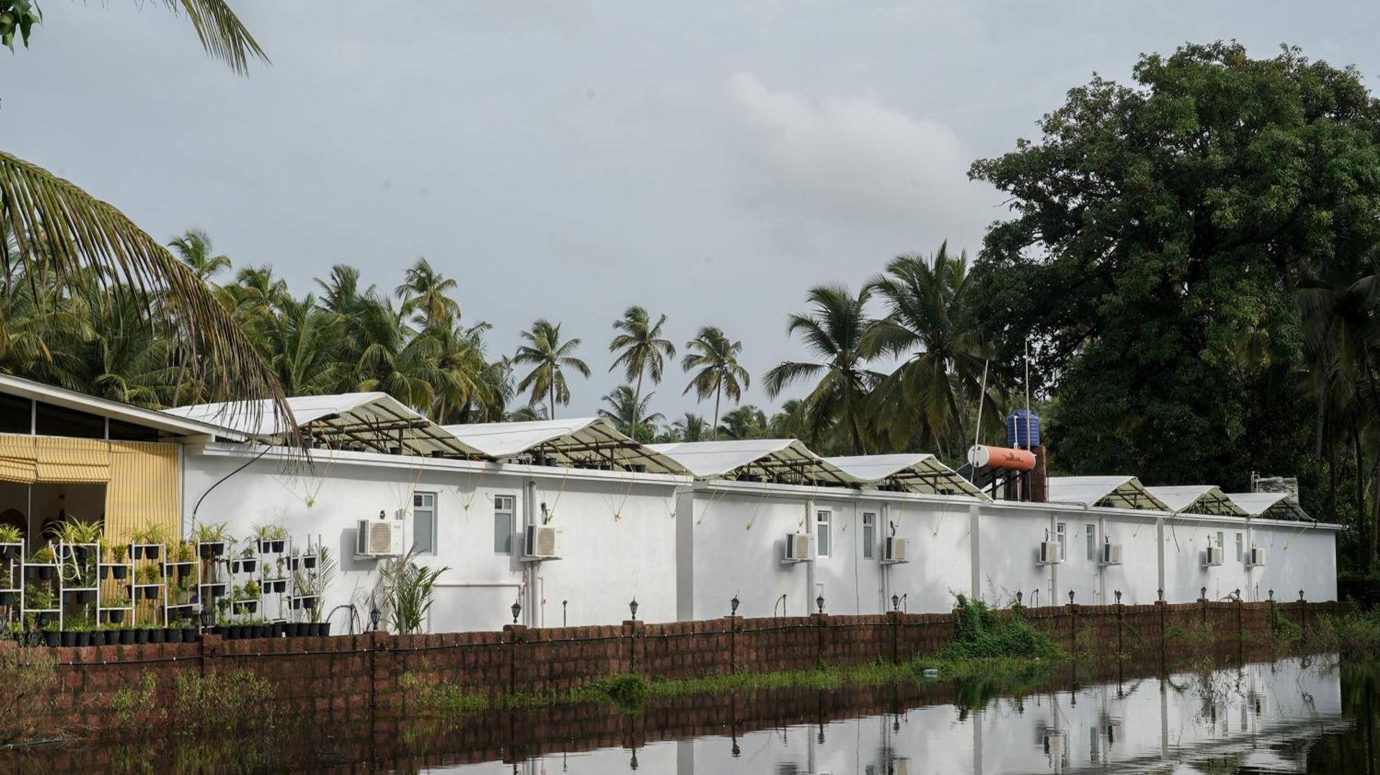 Whiteflower Resort Morjim Bagian luar foto
