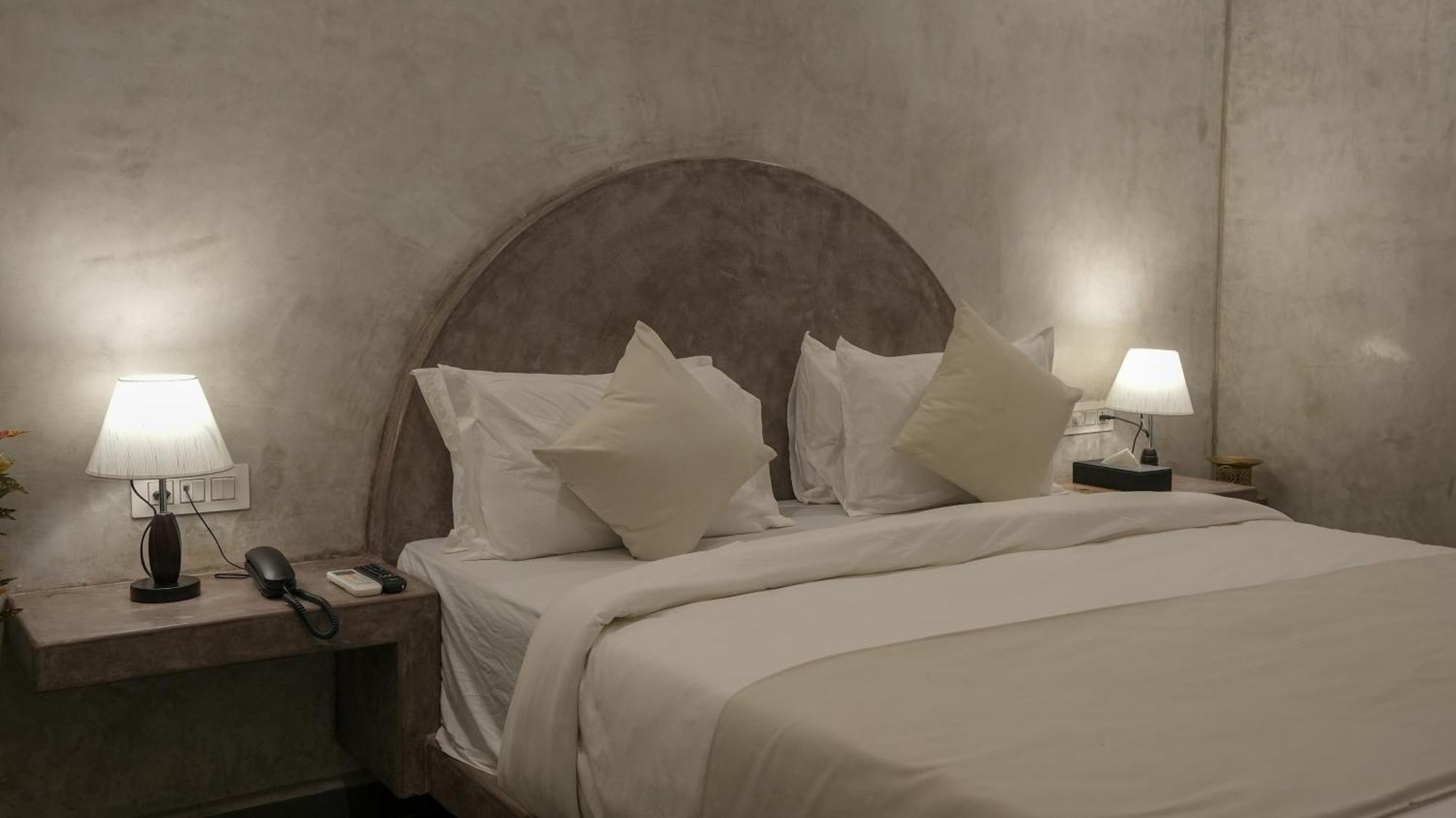 Whiteflower Resort Morjim Bagian luar foto