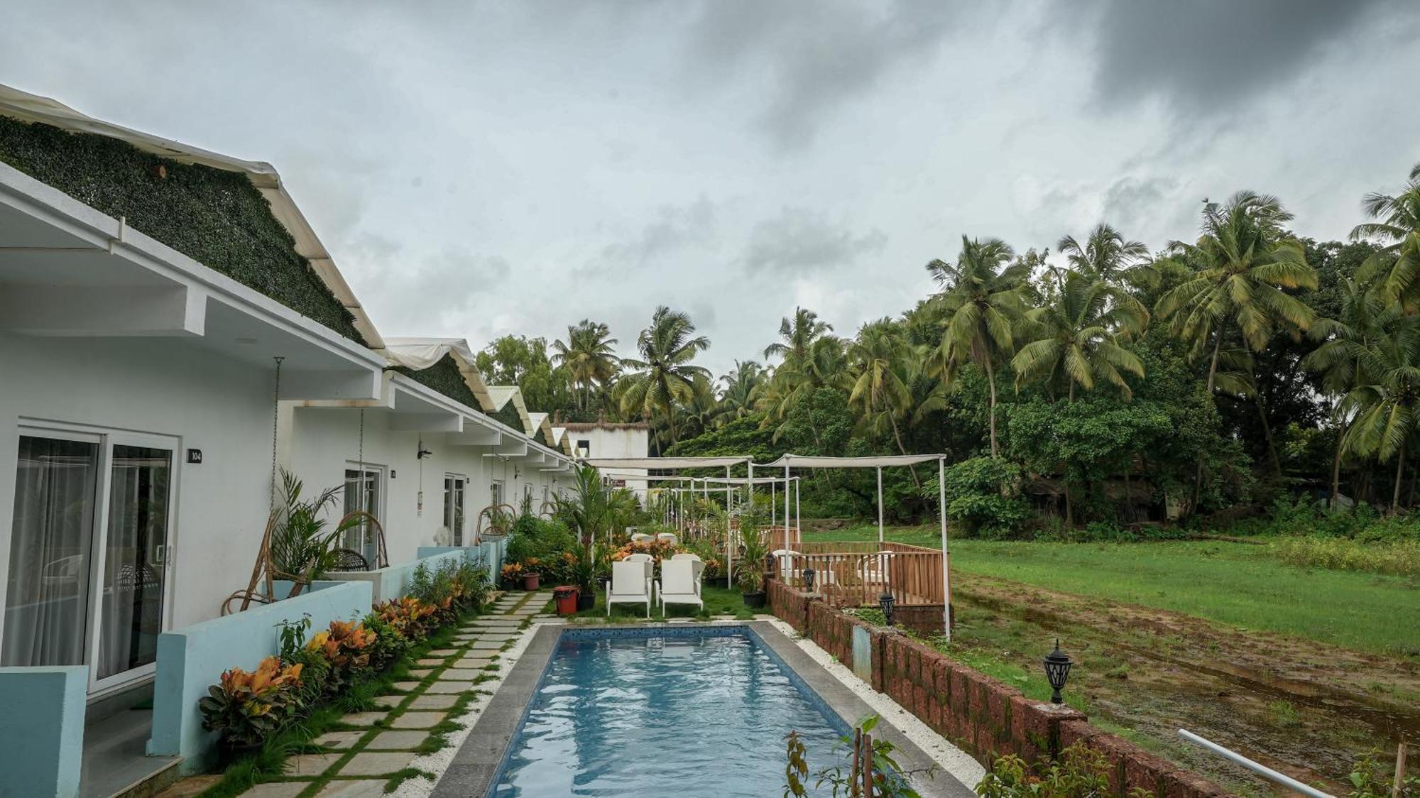 Whiteflower Resort Morjim Bagian luar foto