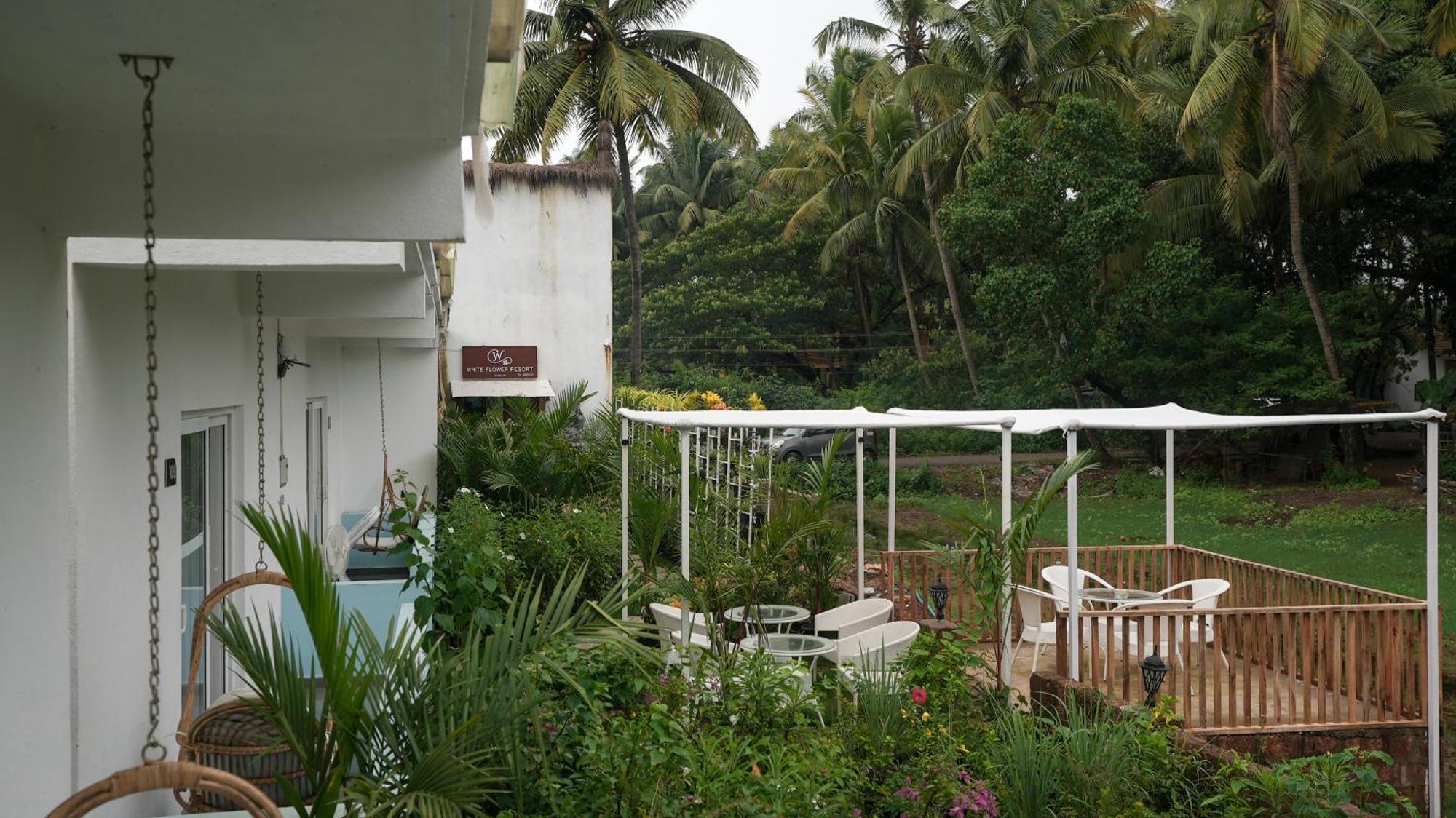Whiteflower Resort Morjim Bagian luar foto