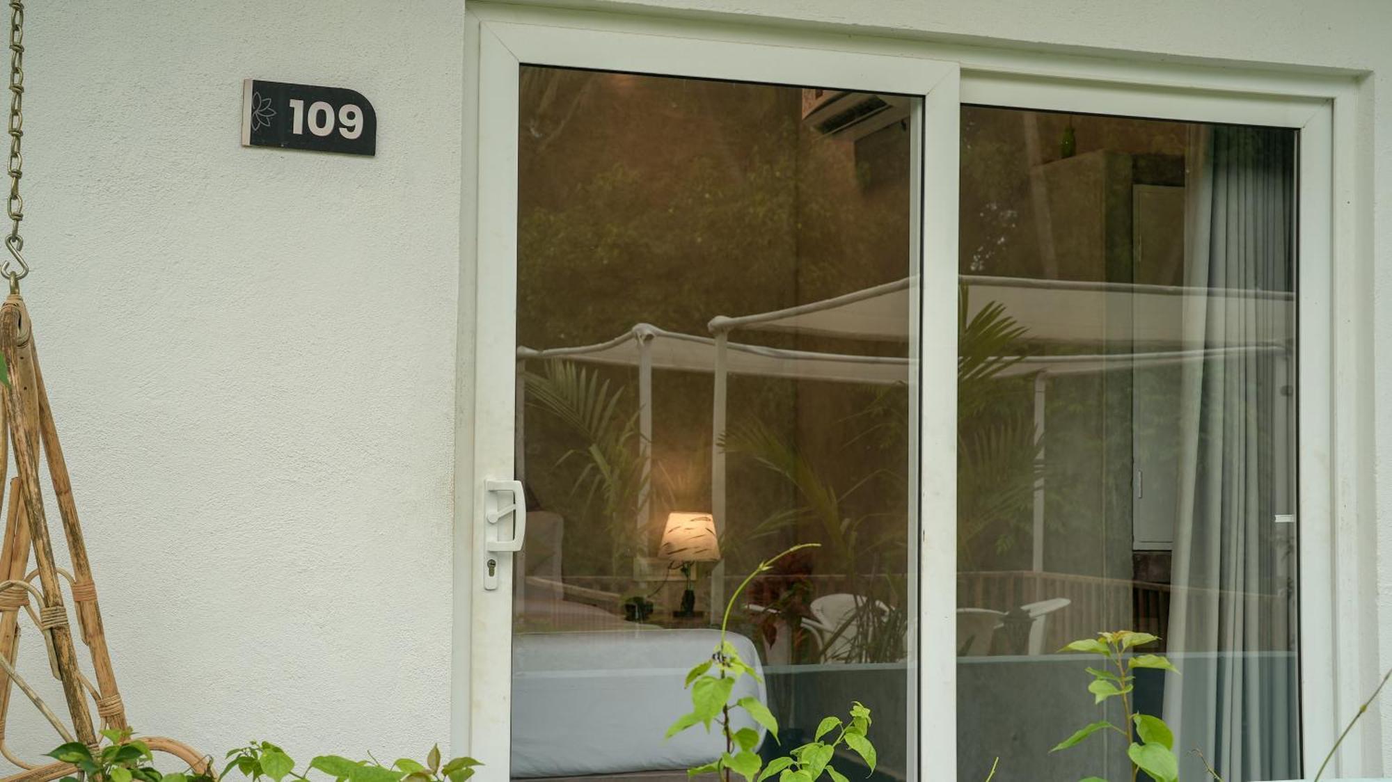 Whiteflower Resort Morjim Bagian luar foto
