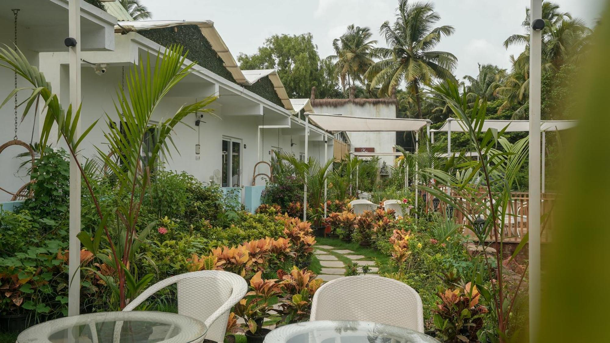 Whiteflower Resort Morjim Bagian luar foto