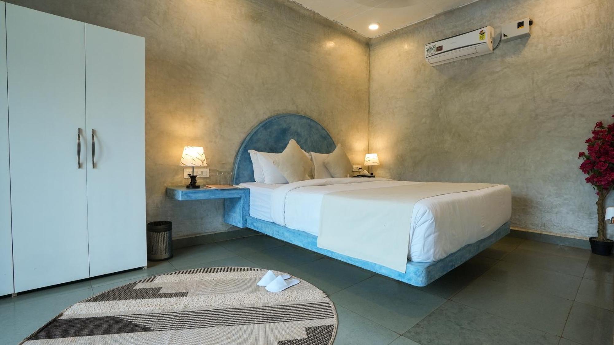 Whiteflower Resort Morjim Bagian luar foto