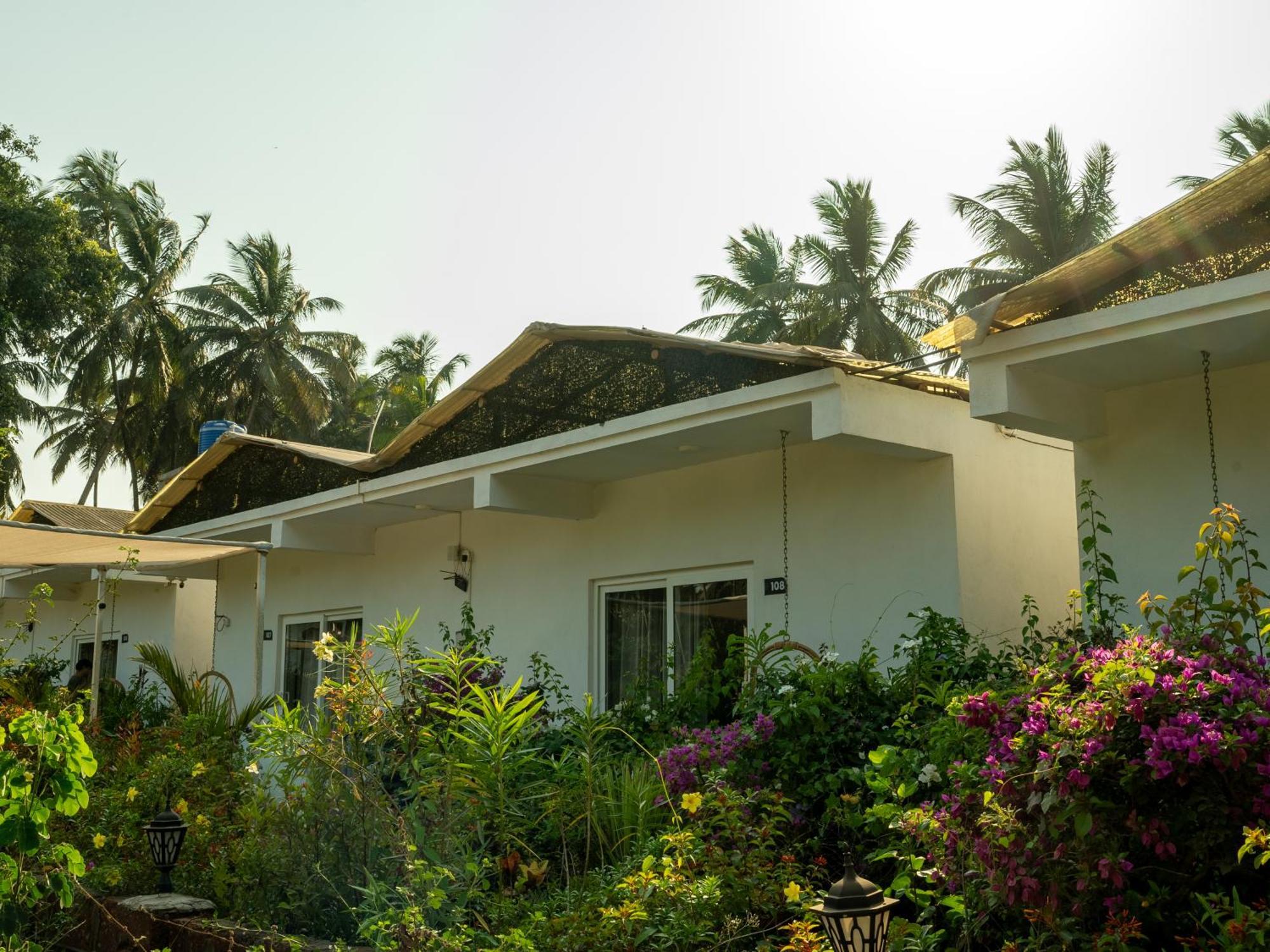 Whiteflower Resort Morjim Bagian luar foto