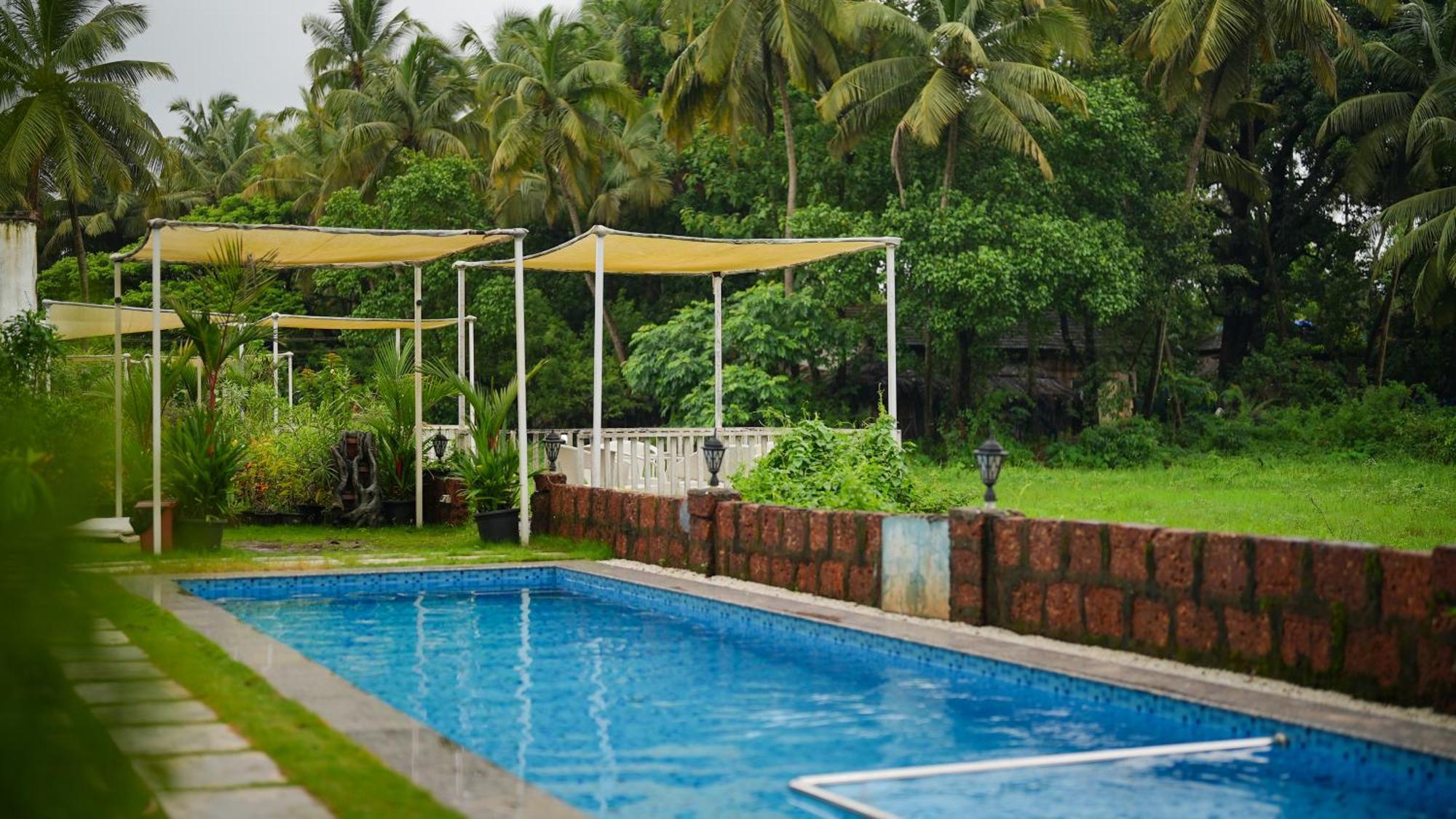 Whiteflower Resort Morjim Bagian luar foto