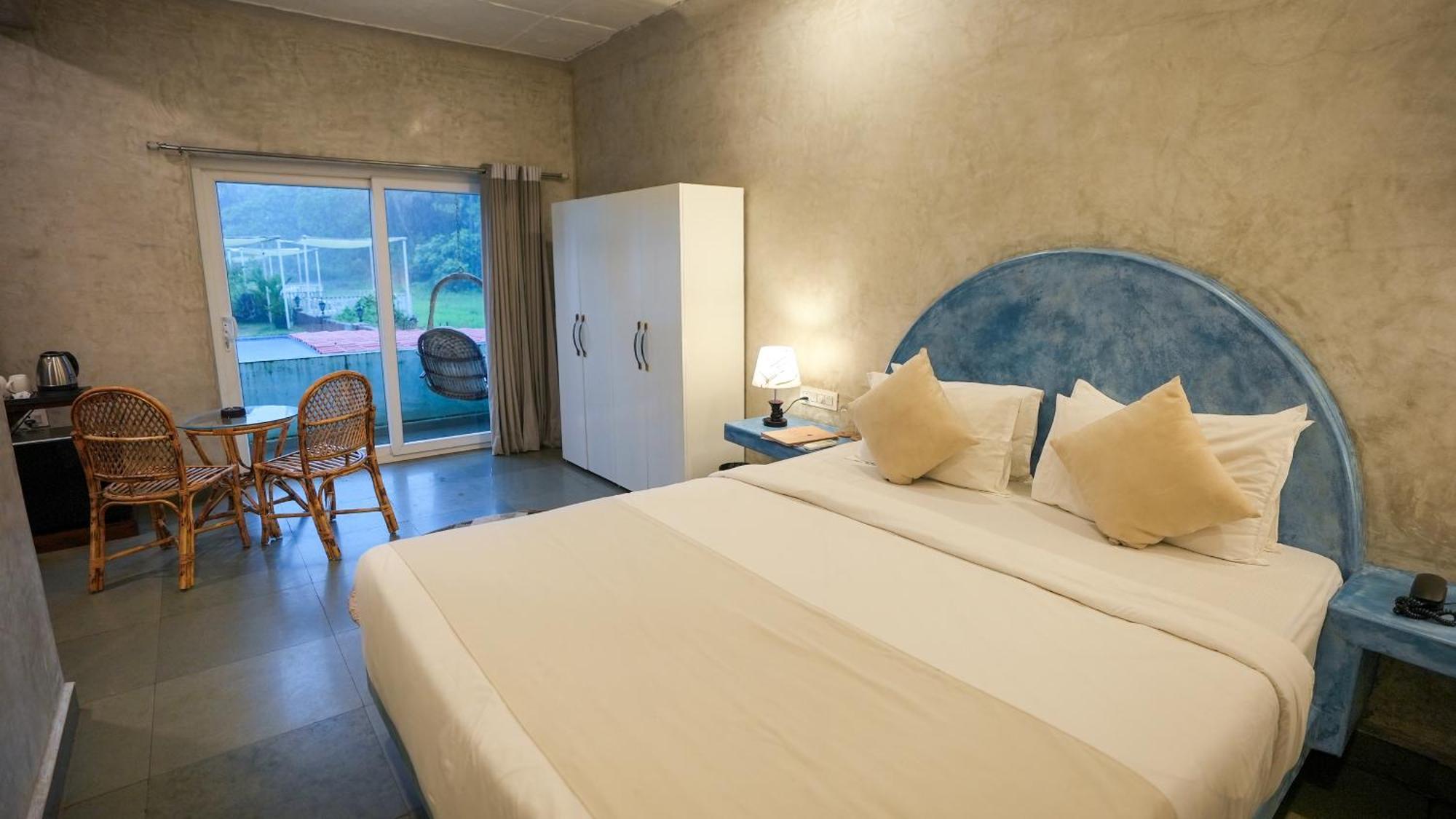 Whiteflower Resort Morjim Bagian luar foto
