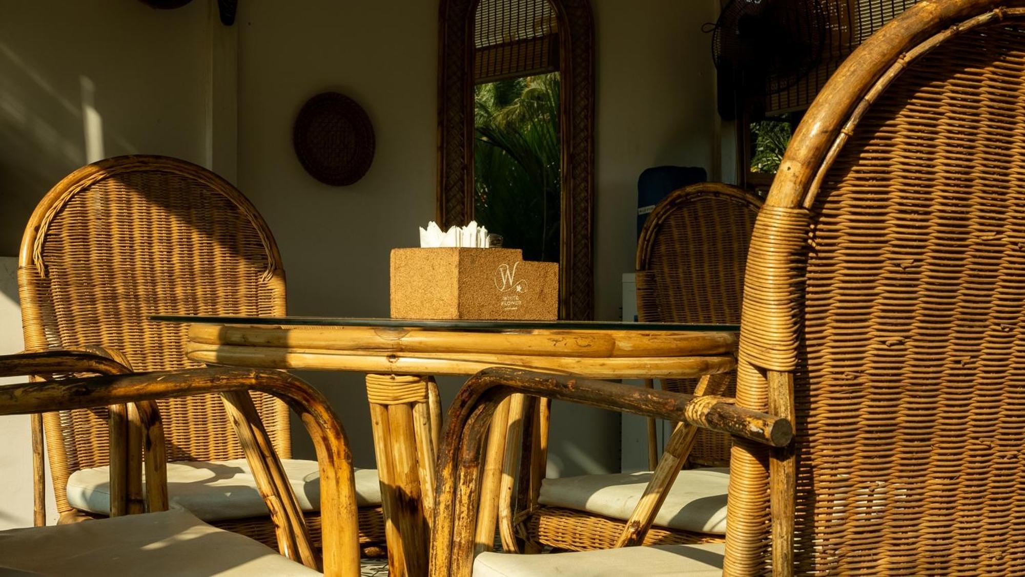 Whiteflower Resort Morjim Bagian luar foto